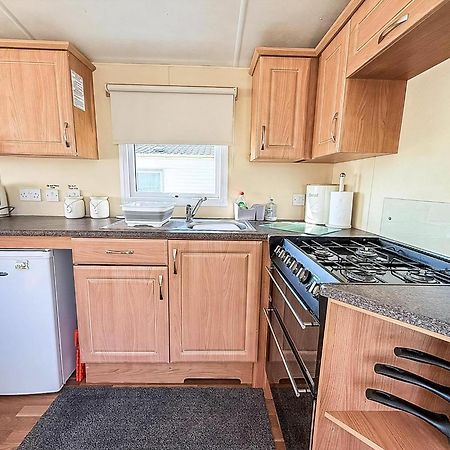 Caravan With Decking At Manor Park In Hunstanton, Sleeps 6 Ref 23045B Extérieur photo